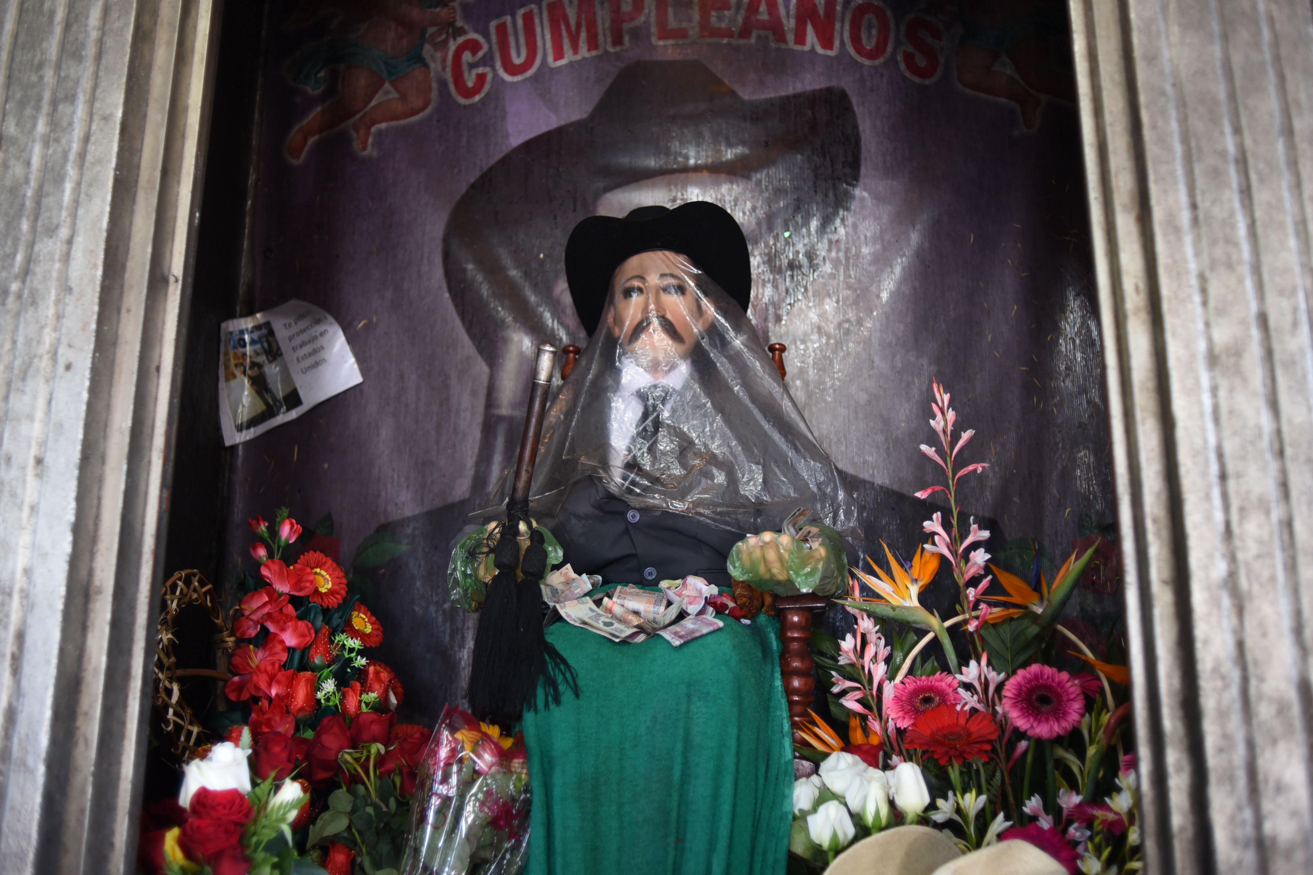 Imagen de San Simón en San Andrés Itzapa, Chimaltenango. (Foto Prensa Libre: AFP).