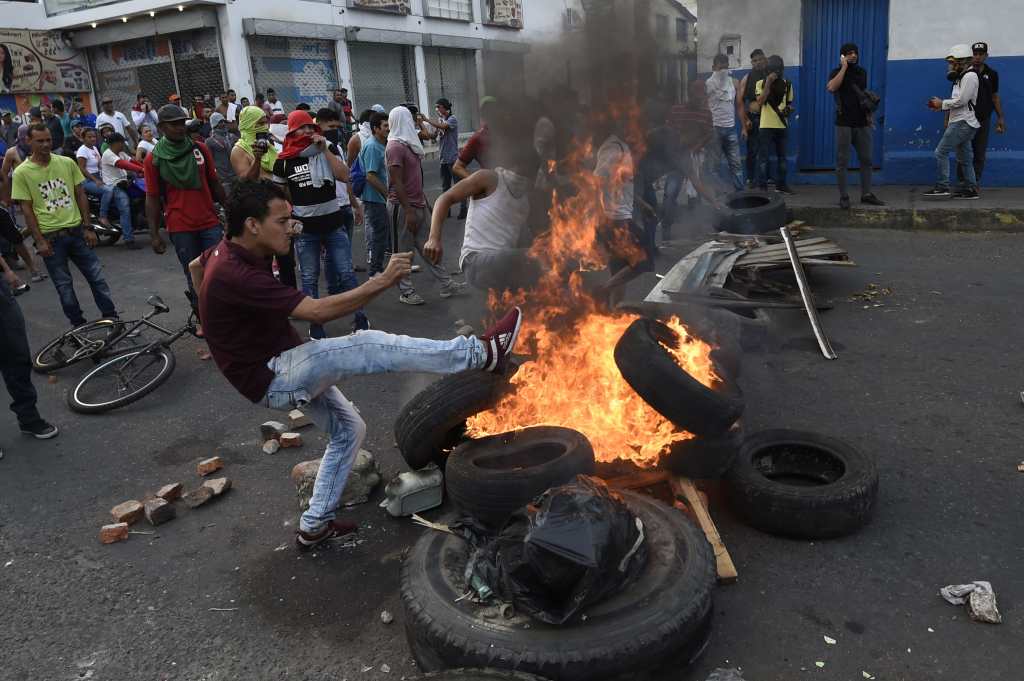 Los venezolanos se enfrentan con guardias nacionales en la ciudad fronteriza de Ureña después de que el gobierno de Maduro ordenara cerrar temporalmente la frontera con Colombia