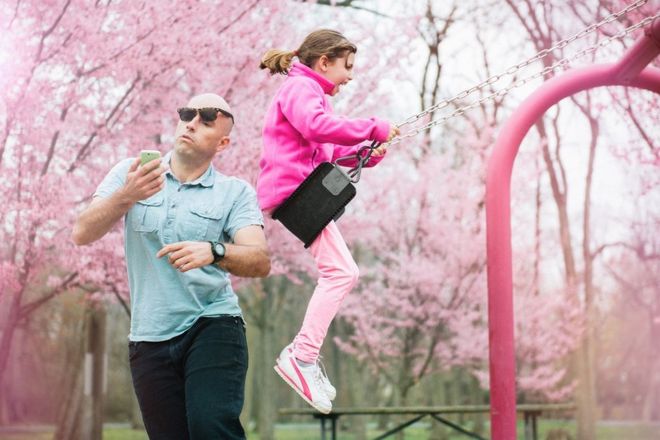 ¿Has sufrido algún accidente por estar mirando tu celular? (Foto Prensa Libre: Getty Images)
