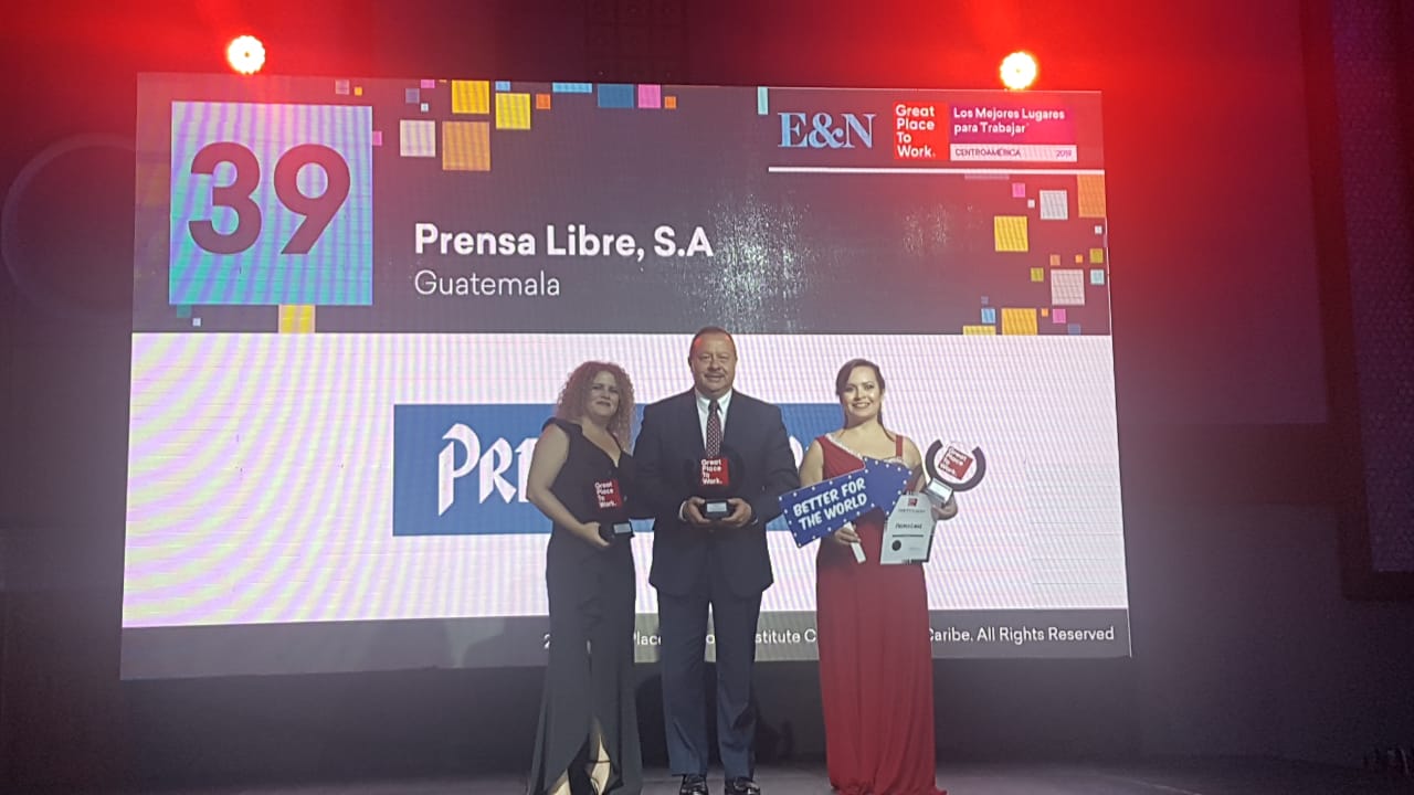 En representación de Prensa Libre, Salvador Guay Bourdet, recibió la certificación de Great Place To Work como uno de los mejores lugares para trabajar en Centroamérica. (Foto Prensa Libre: Cortesía)