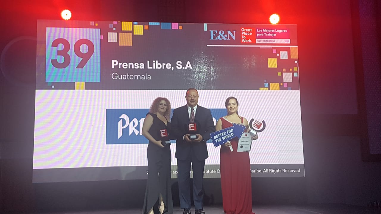 En representación de Prensa Libre, Salvador Guay Bourdet, recibió la certificación de Great Place To Work como uno de los mejores lugares para trabajar en Centroamérica. (Foto Prensa Libre: cortesía)