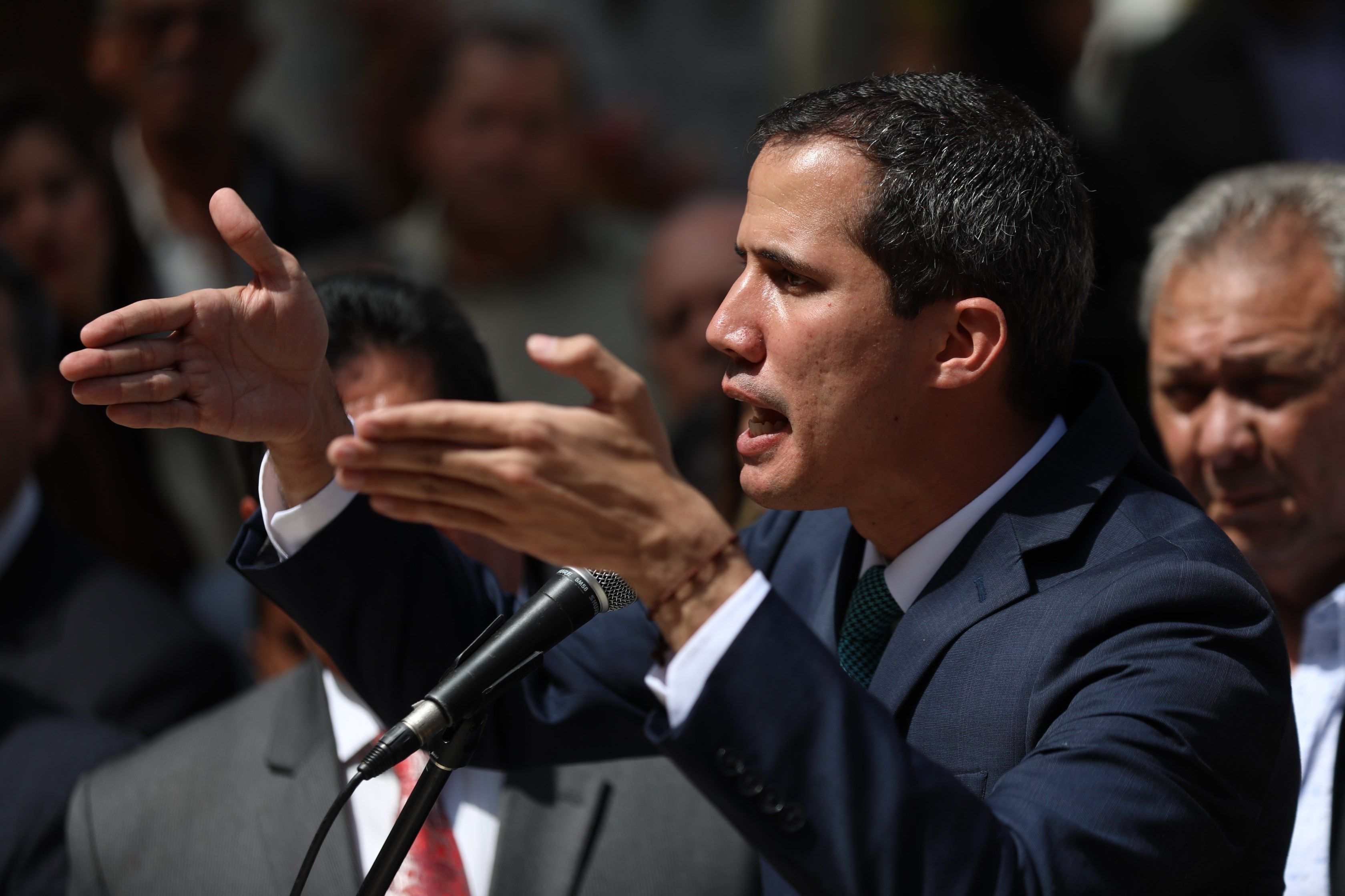 Juan Guaidó, que el 23 de enero pasado se adjudicó las competencias del Ejecutivo como presidente interino, afirmó que tiene un plan de reactivación económica, pero que lo primero es recuperar la democracia. (Foto Prensa Libre: EFE)
