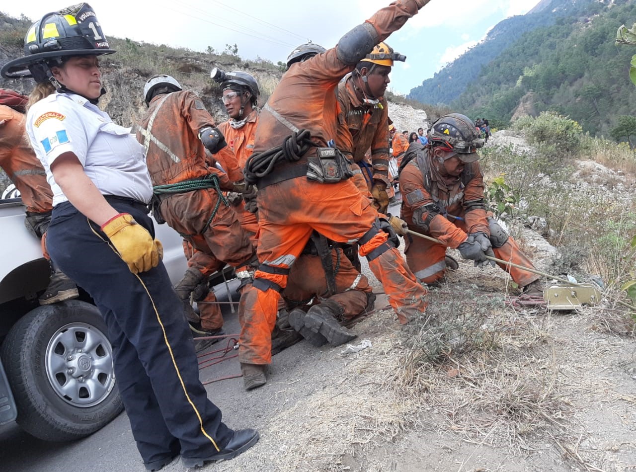 Bomberos Voluntarios rescatan cadáveres en el barranco de Chiantla, Huehuetenango, luego que el vehículo cayera en el barranco. (Foto Prensa Libre: Cortesía)   