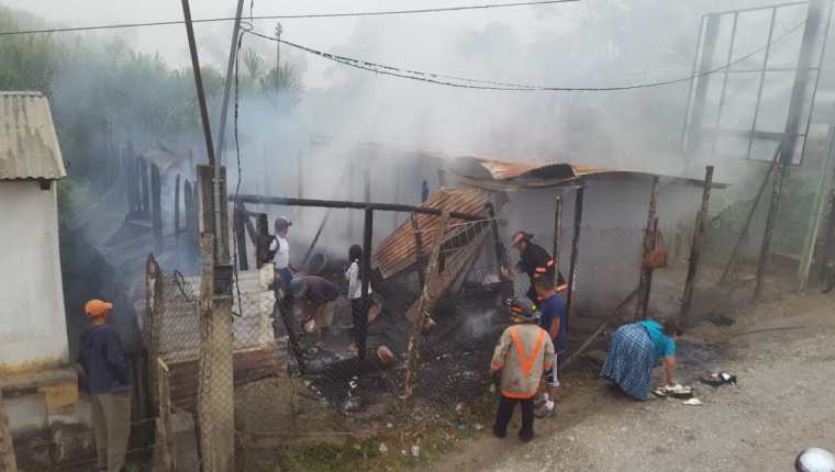 El incendio consumió dos viviendas de madera y lámina en Chicoj, Cobán, Alta Verapaz. (Foto Prensa Libre: Eduardo Sam)