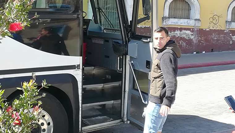 Marco Pappa subió al autobús antes de la salida para alentar a sus compañeros en el importante juego de esta noche. (Foto Prensa Libre: Raúl Juárez)
