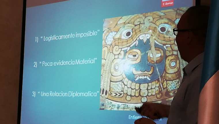 El arqueólogo Edwin Román presenta durante la Convención Mundial de Arqueología Maya (Foto Prensa Libre: Brenda Martínez).