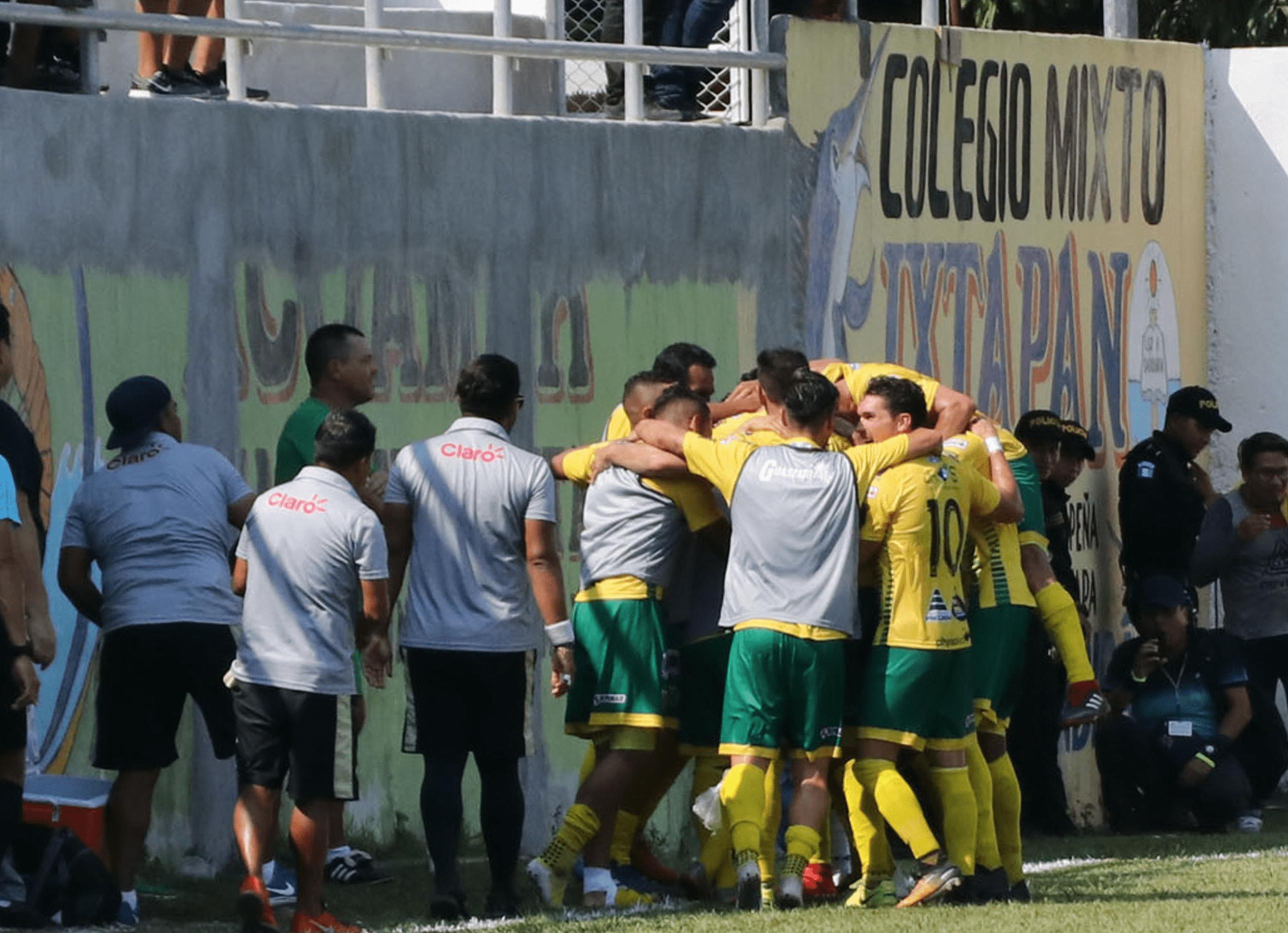 Isaac Acuña y el resto de jugadores de Guastatoya celebran después del tanto del hondureño. (Foto Prensa Libre: Hillary Paredes)