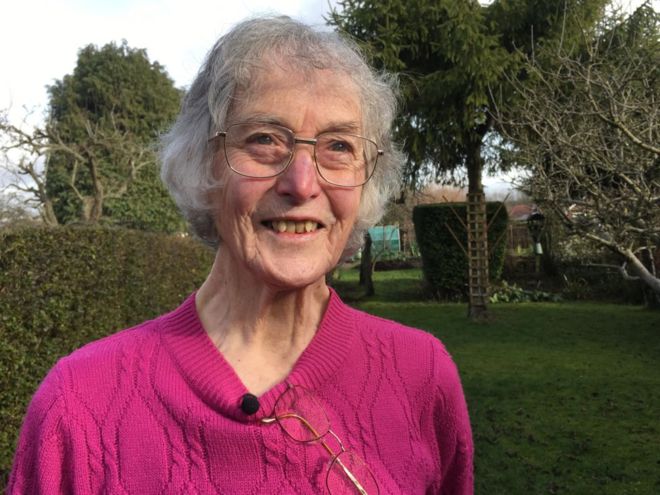Janet Osborne querría seguir dedicándose a la jardinería si su visión deja de empeorar. (Foto Prensa Libre: Fergus Walsh)