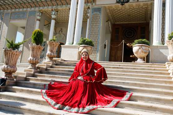 Una mujer iraní que usa un vestido tradicional durante su visita el Jardín Afif-Abad (Jardín Gulshan) en la ciudad de Shiraz (Irán). 
