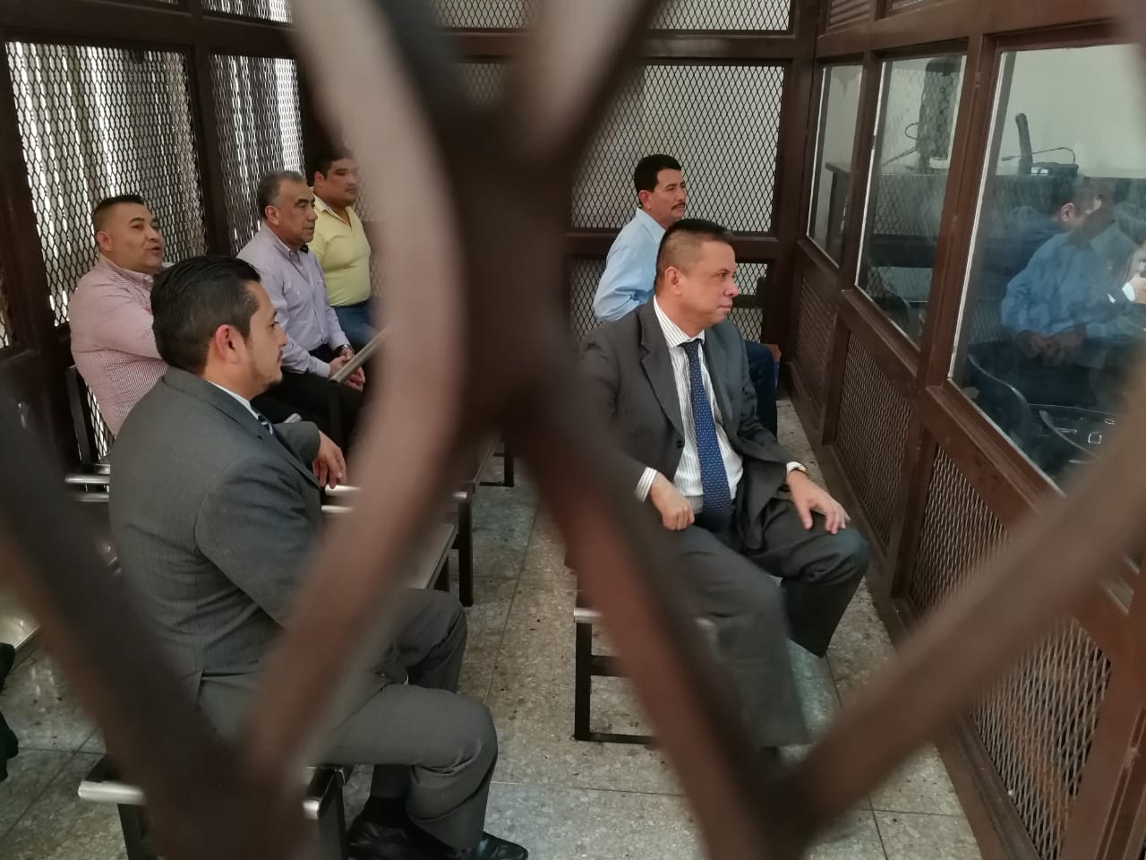 Los condenados escucharon el fallo en la carceleta del Tribunal de Mayor Riesgo A. (Foto Prensa Libre: Érick Ávila)