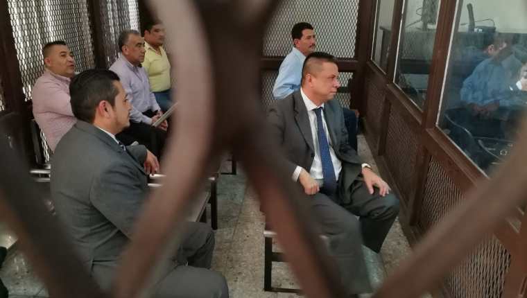 Los condenados escucharon el fallo en la carceleta del Tribunal de Mayor Riesgo A. (Foto Prensa Libre: Érick Ávila)