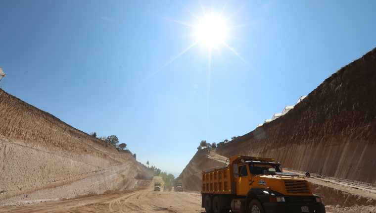 De acuerdo con las autoridades locales, solo dos kilómetros del Libramiento de Chimaltenango están pendientes de ser construidos. (Foto Prensa Libre: César Pérez Marroquín) 