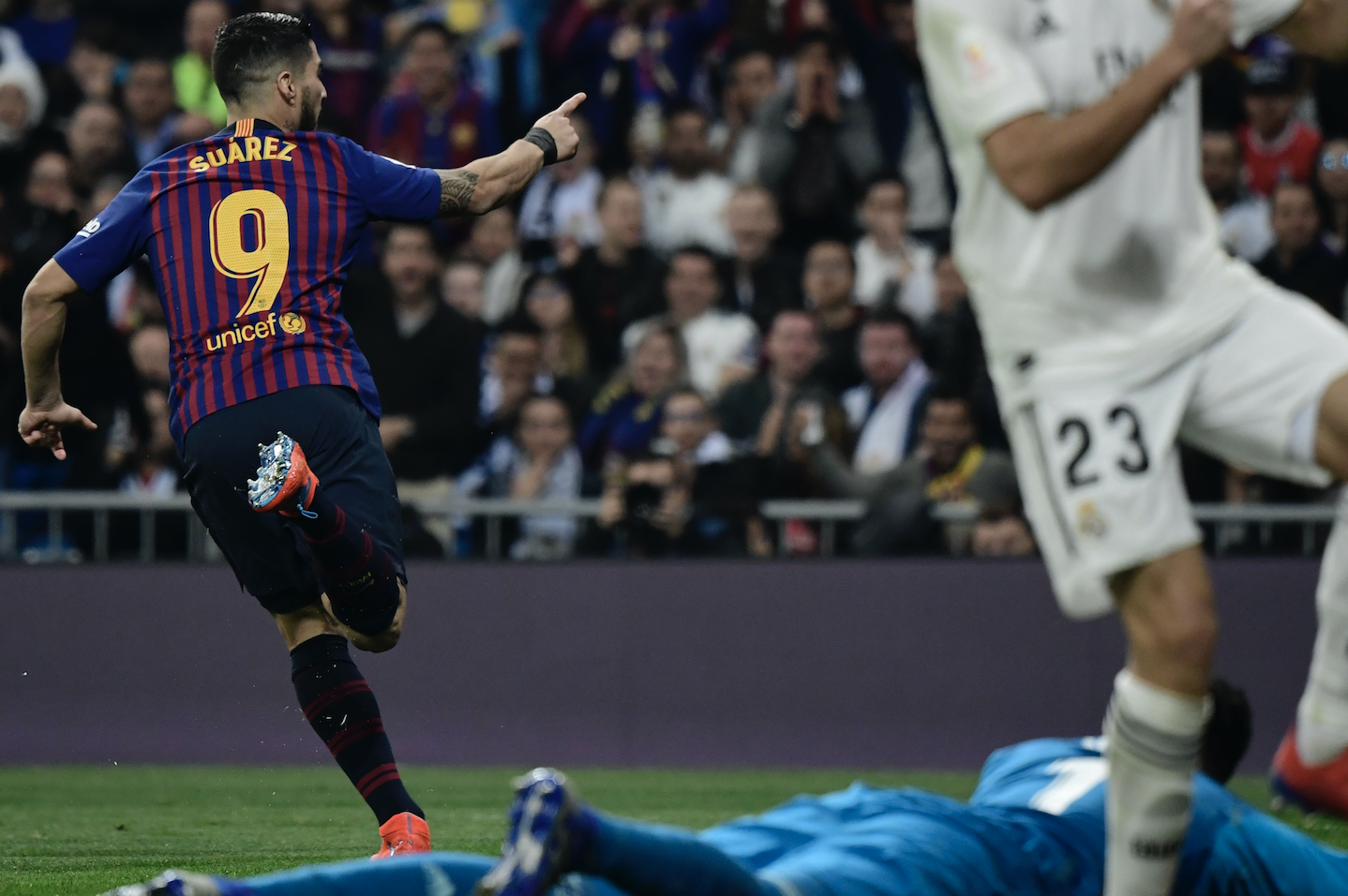 Luis Suárez celebra después de anotar frente al Real Madrid. (Foto Prensa Libre: AFP)