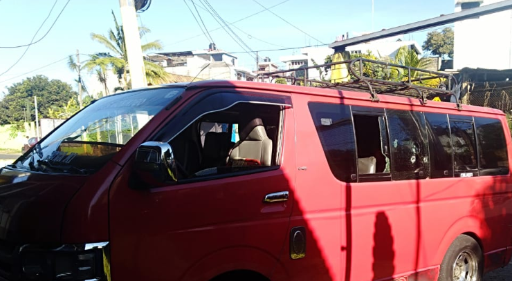 Microbús en el que fue atacada la pasajera en Colomba. (Foto Prensa Libre: Alex Coyoy).