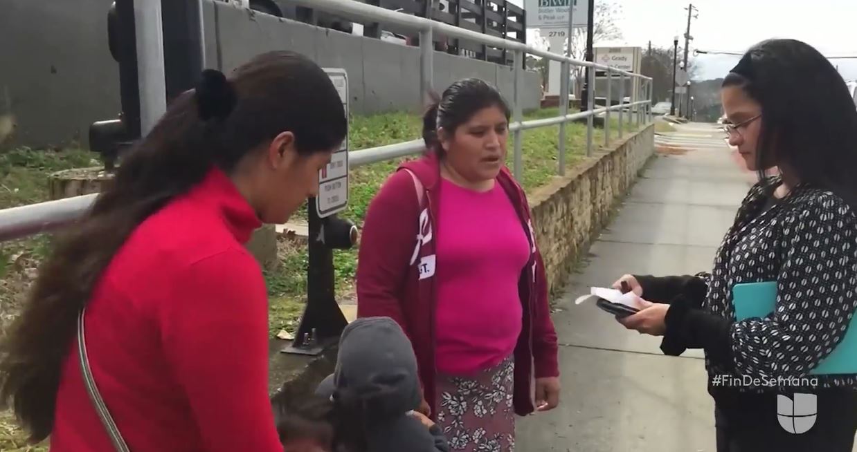 Las migrantes guatemaltecas hablan con al cónsul de Guatemala en Atlanta. (Foto: Univisión)