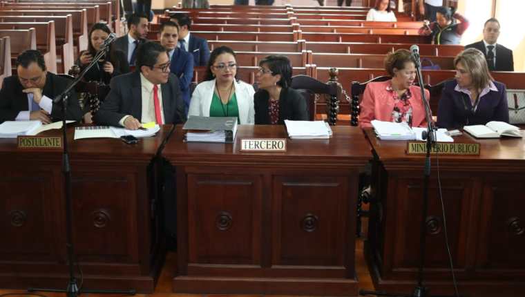 Los amparistas se preparan para argumentar ante los magistrados de la Corte de Constitucionalidad, a la derecha las representantes del MP dialogan. (Foto Prensa Libre: Esbin García) 