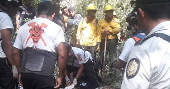 Bomberos y guardarecursos se disponen a trasladar el cadáver de Juan Hermelindo Reanda Chichom. (Foto Prensa Libre: Héctor Cordero).