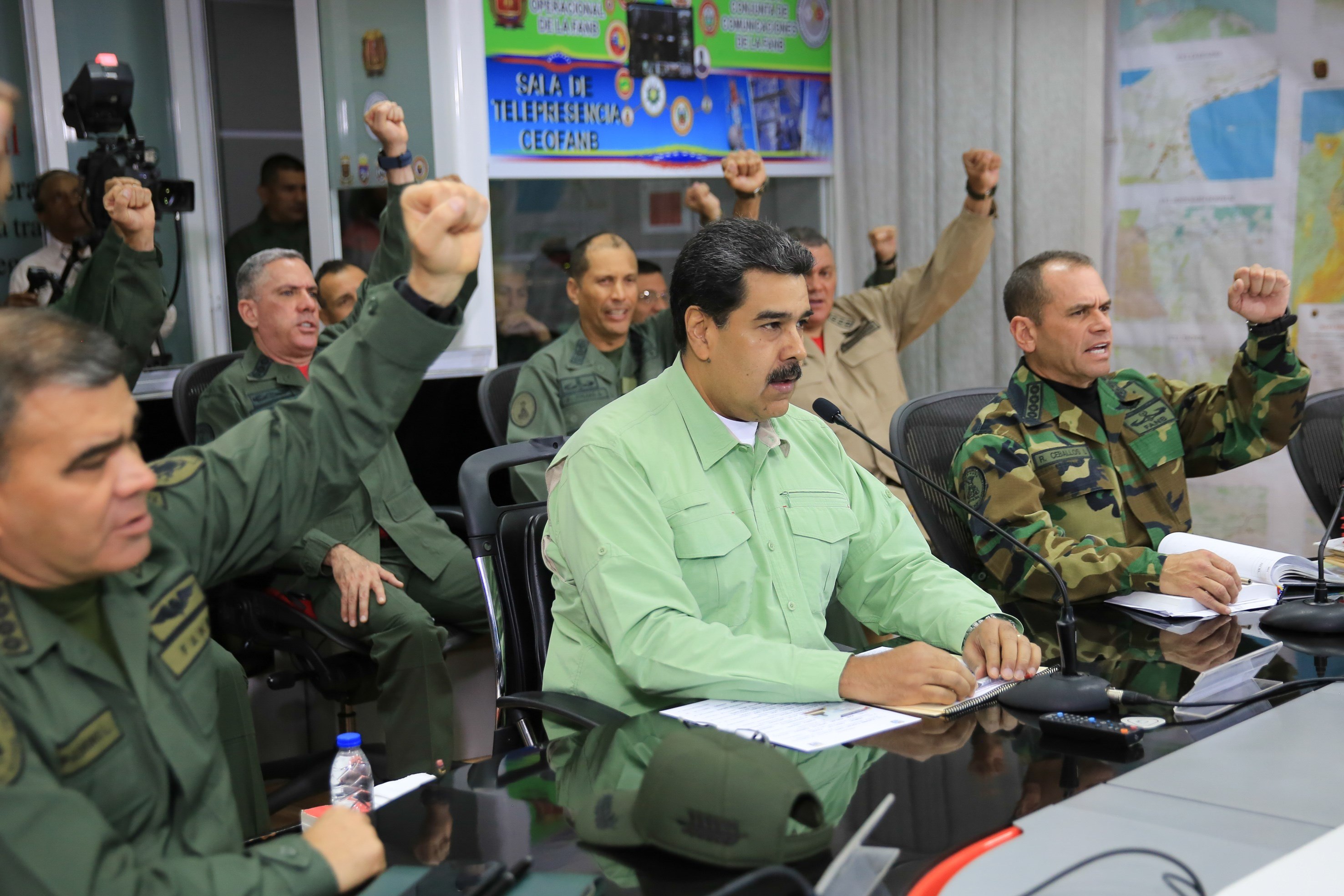 Medios denuncian que Nicolás Maduro mantiene retenido a un grupo de periodistas. (Foto Prensa Libre: EFE)