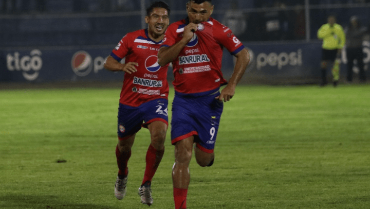 Mario Castellanos celebra después del tanto que colocó en ventaja a Xelajú MC contra Antigua GFC. (Foto Prensa Libre: Raúl Juárez)
