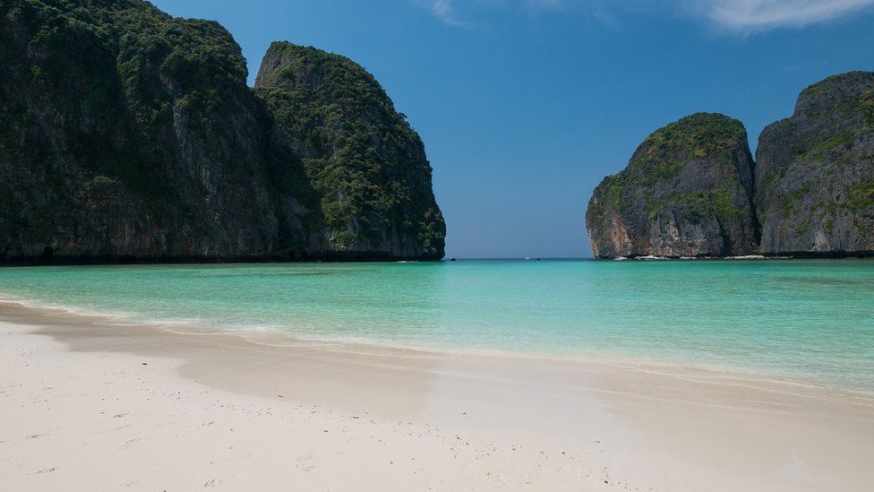 Así luce en soledad la playa de Maya Bay. (Foto Prensa Libre: BBC)