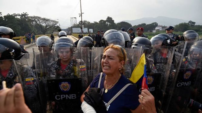 La oposición venezolana intenta que ingrese al país ayuda humanitaria.(Foto Prensa Libre: AFP)