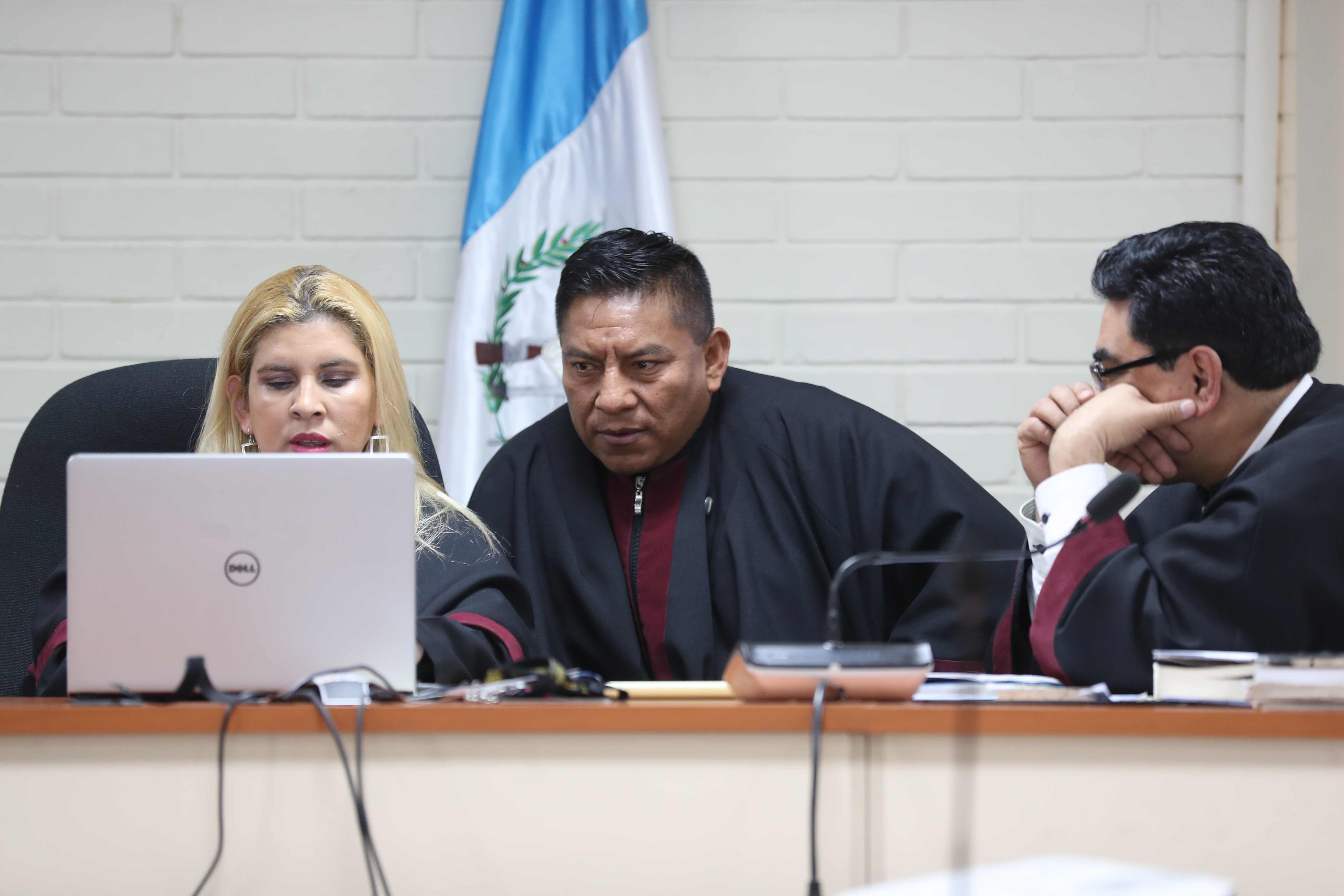 El juez Pablo Xitumul -c-,  presidente del Tribunal de Mayor Riesgo C, (Foto Prensa lLibre: Erick Ávila )