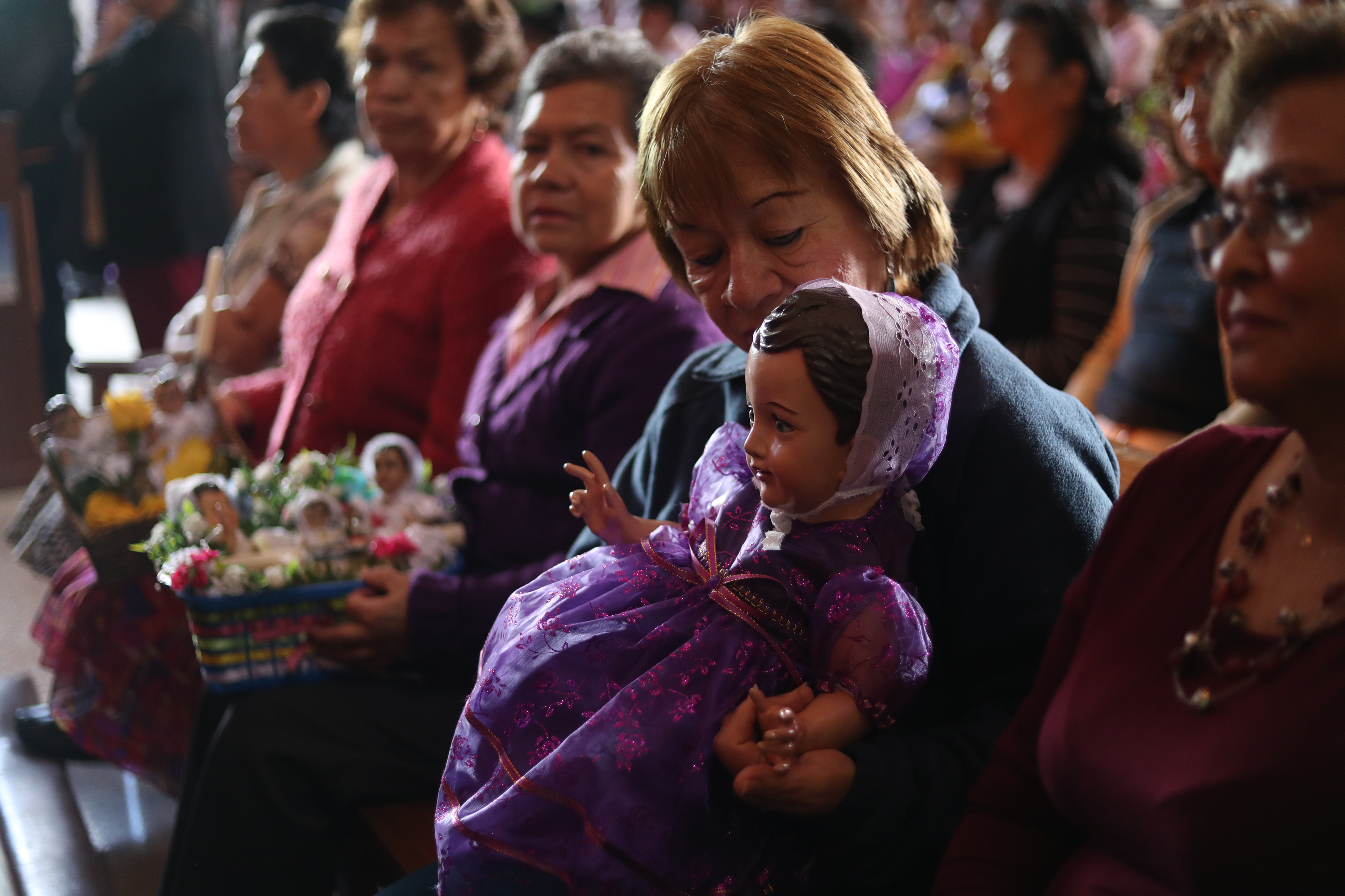 Bendición de las imágenes del Niño Dios en la Iglesia Candelaria, zona 1 capitalina. (Foto Prensa Libre: Esbin García)