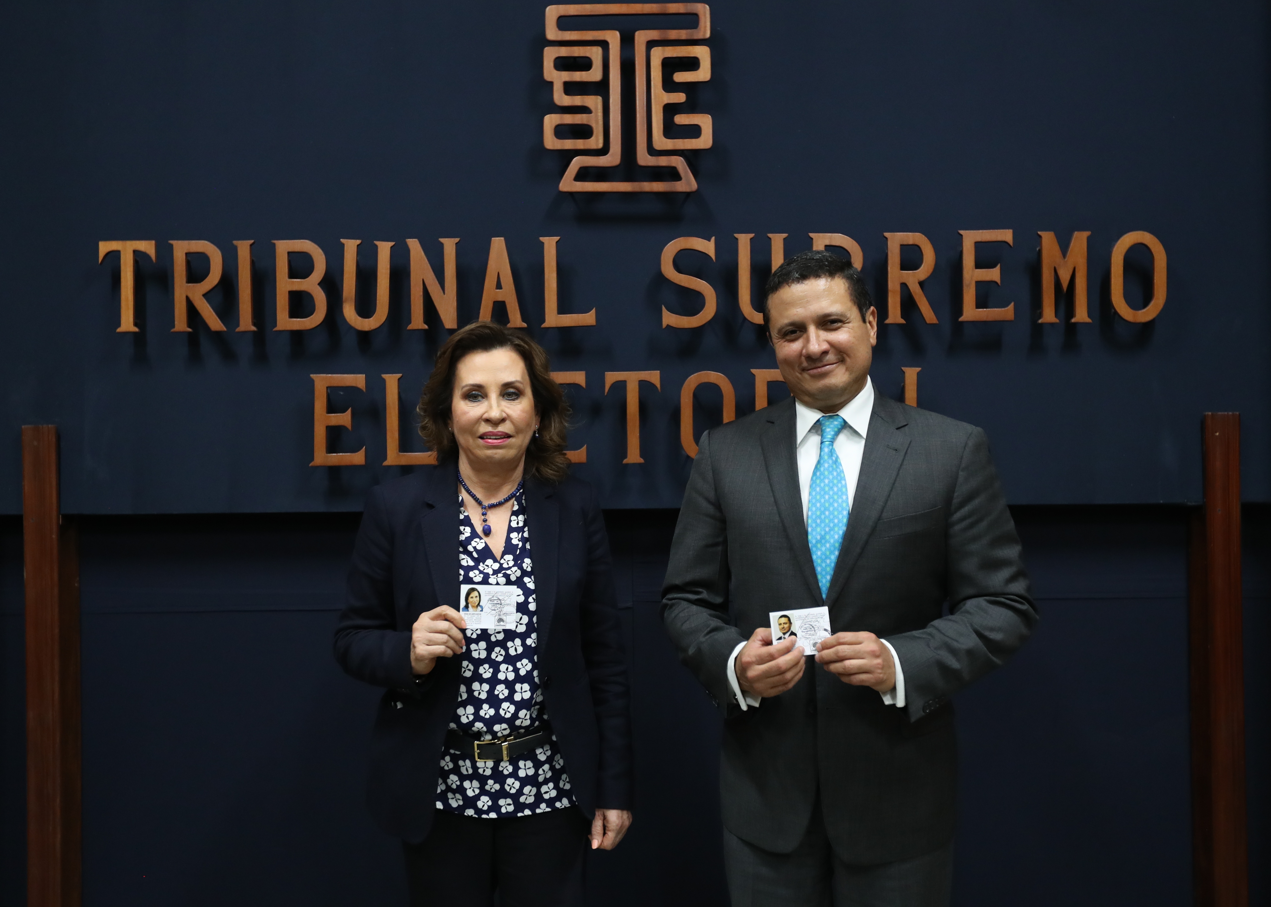 Sandra Torres junto con Carlos Raúl Morales cuando recibieron la credencial como candidatos de la UNE. (Foto Prensa Libre: Hemeroteca PL)