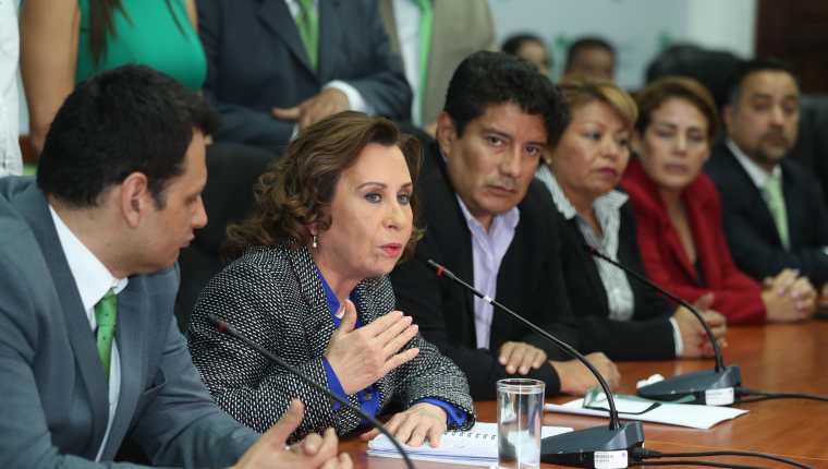 Respaldada por diputados, Sandra Torres acusa a Thelma Aldana de orquestar el caso en su contra. (Foto Prensa Libre: Esbin García)