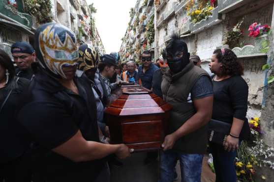 Así despidieron a "la Hija del Zorro" la jovencita luchadora que fue asesinada por robarle su celular.