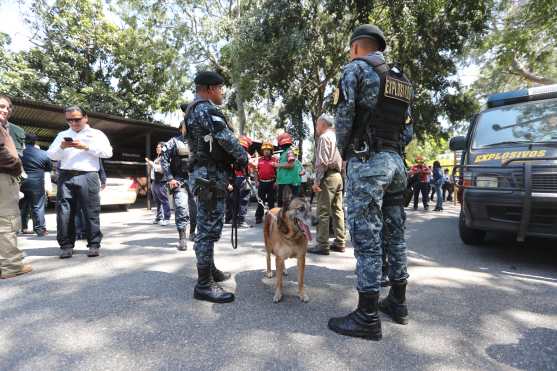 Agentes de antiexplosivos llegan al Zoológico la Aurora por amenaza de Bomba. Foto Prensa Libre: Erick Avila
