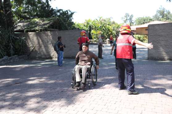 Empleados del Zoológico la Aurora son evacuados por amenaza de bomba. Foto Prensa Libre: Erick Avila