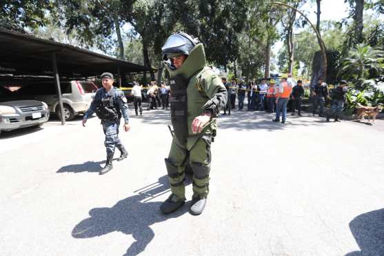 Un agente antiexplosivos cuentan con herramientas tecnológicas que le ayudaran a llevar acabo su labor. Foto Prensa Libre: Erick Avila
