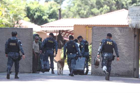 Agentes antiexplosivos al momento de ingresar al Zoológico la Aurora para la desactivación de explosivos es la misión de la DIDAE. Foto Prensa Libre: Erick Avila