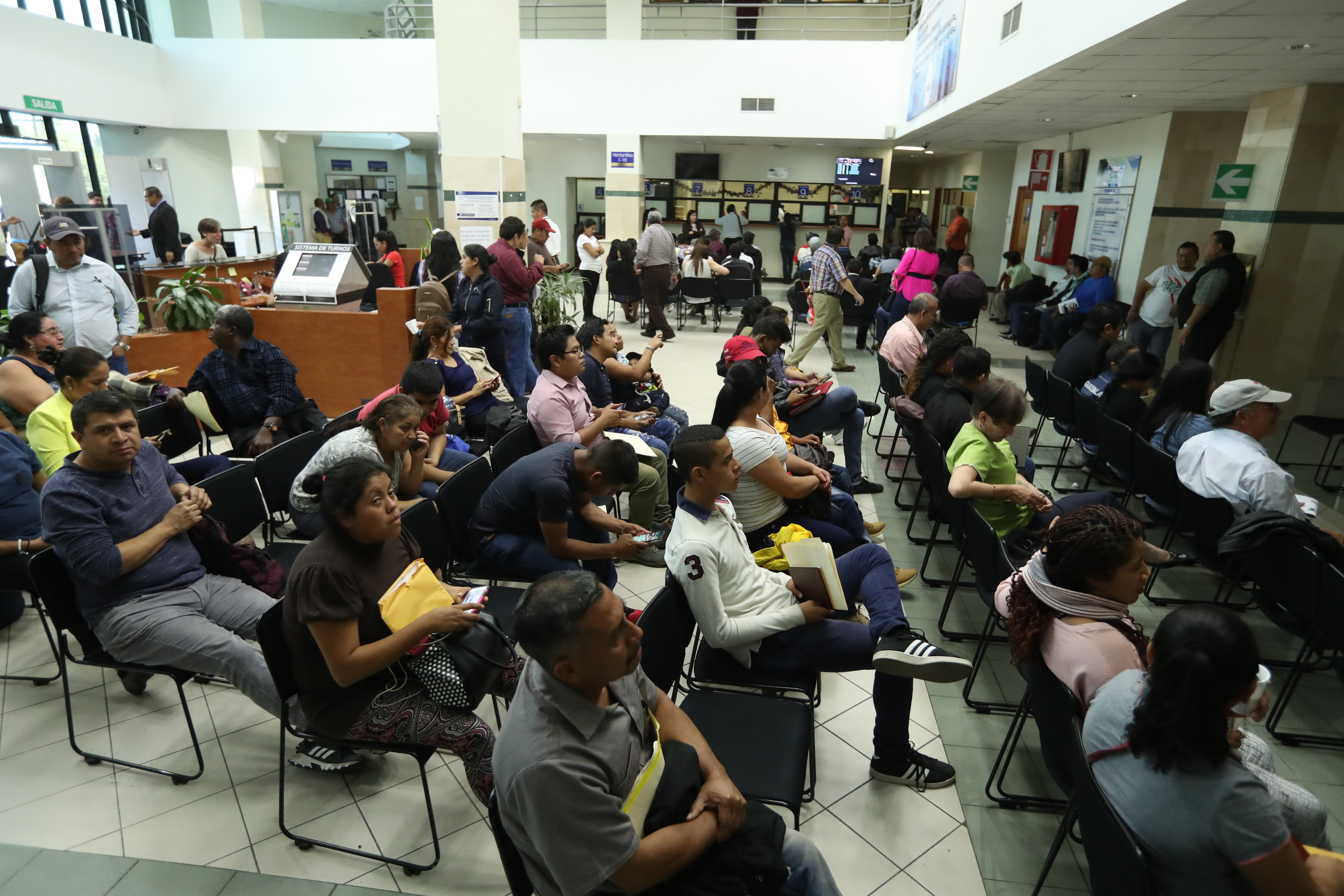 Varias personas hacen fila para realizar el tramite de finiquito en la Controlaría General de Cuentas. (Foto Prensa Libre: Esbin García)