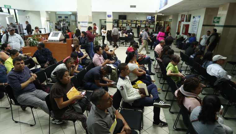 Varias personas hacen fila para realizar el tramite de finiquito en la Controlaría General de Cuentas. (Foto Prensa Libre: Esbin García)