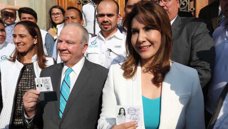 Roberto Molina Barreto, Zury Ríos Sosa, en el TSE cuando corrían como candidatos del  partido Valor en 2019. (Foto Prensa Libre: HemerotecaPL)