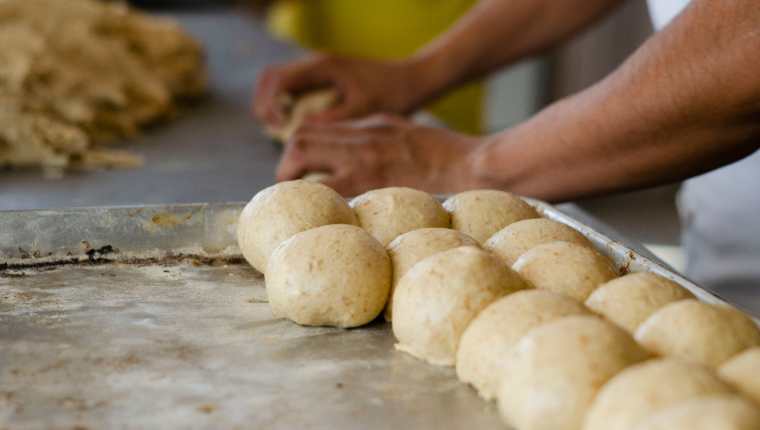 La preparación del pan tradicional de Occidente es un distintivo que la marca busca mantener y explotar como un diferenciador clave en el mercado. (Foto Prensa Libre: Cortesía Xelapan)