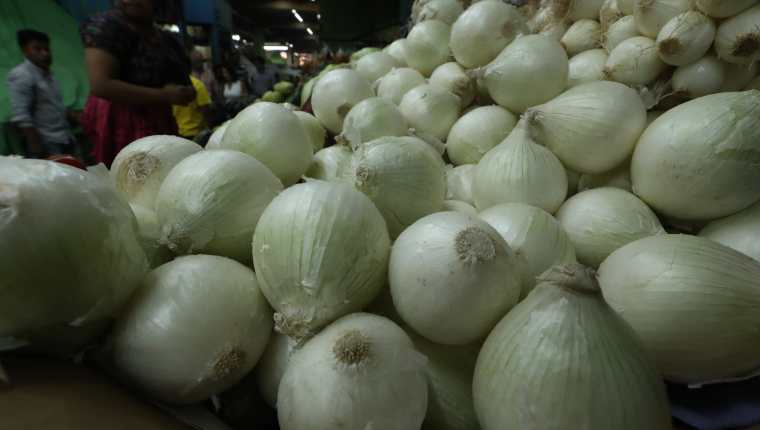 El precio de la libra de  cebolla se cotiza hasta Q8 en el Mercado Central, confirmaron comerciantes. El Maga dice que hay reducción de cosecha. (Foto Prensa Libre: Esbín García)