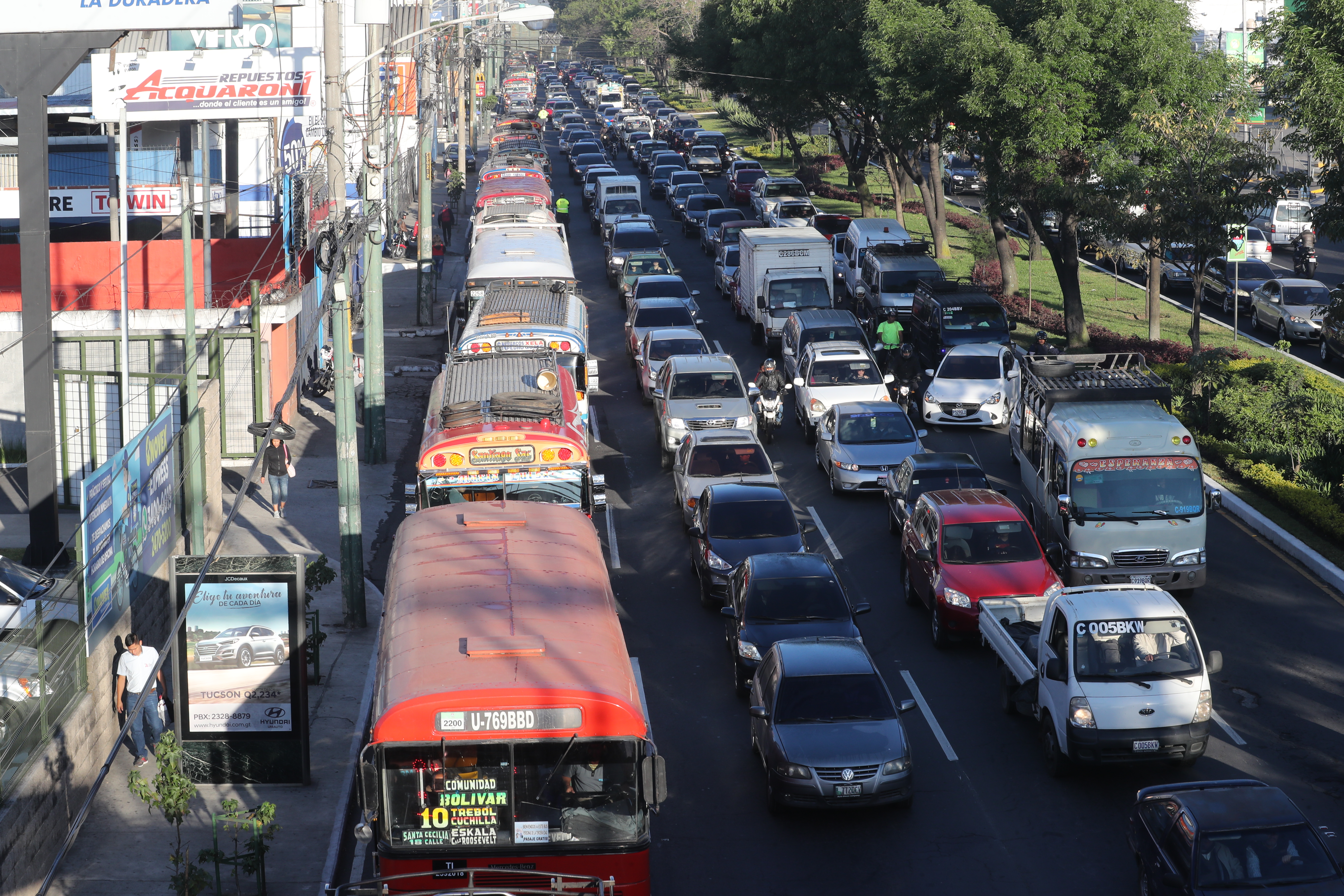 Los buses rojos de la ciudad de Guatemala y sus municipios cercanos están fuera de servicio desde marzo pasado, a consecuencia de la pandemia del covid - 19. Fotografía: Prensa Libre. 