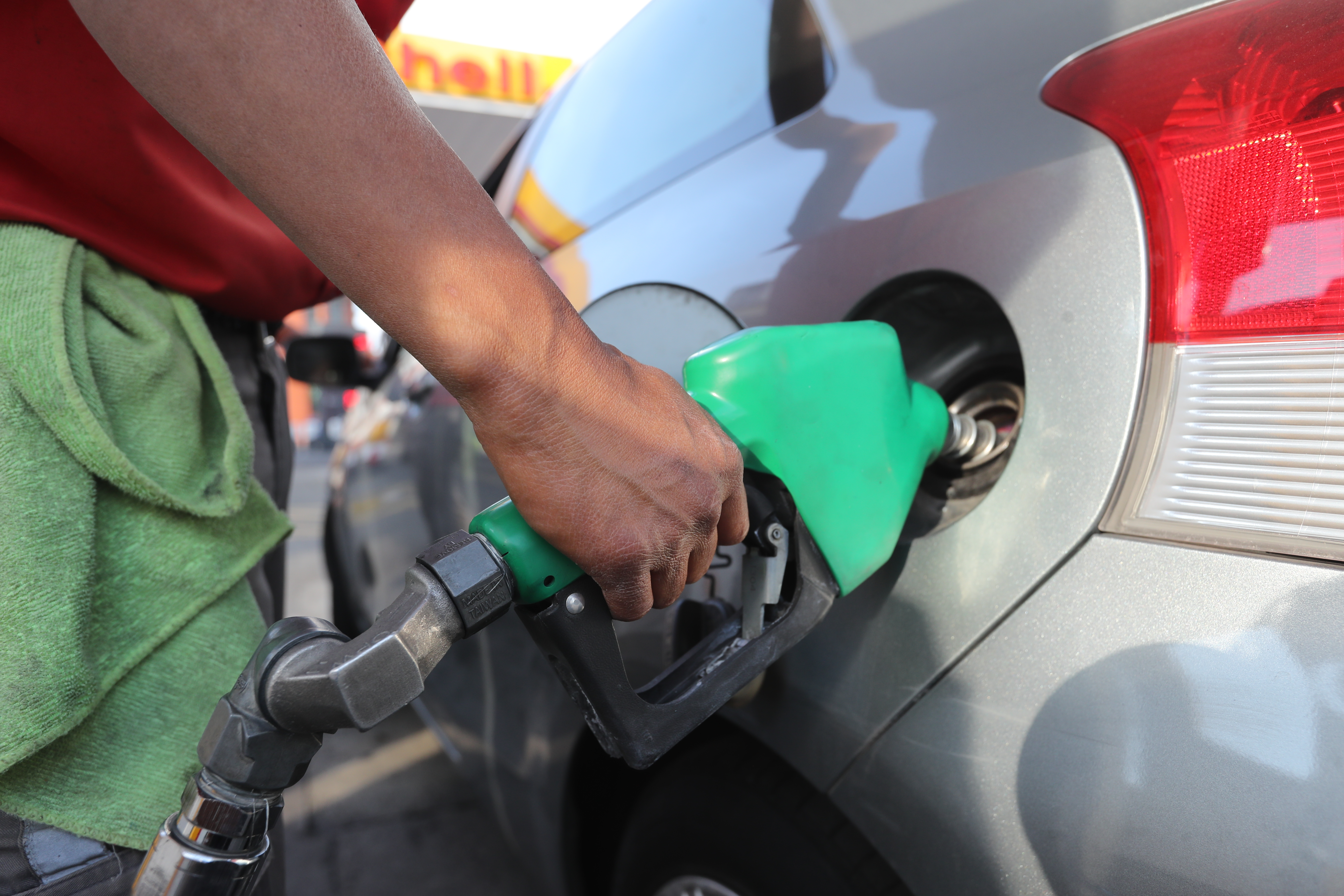 Los precios de los combustibles mantienen una tendencia a la baja en el mercado local y es la transferencia del mercado internacional, según los comercializadores. (Foto Prensa Libre: Hemeroteca)