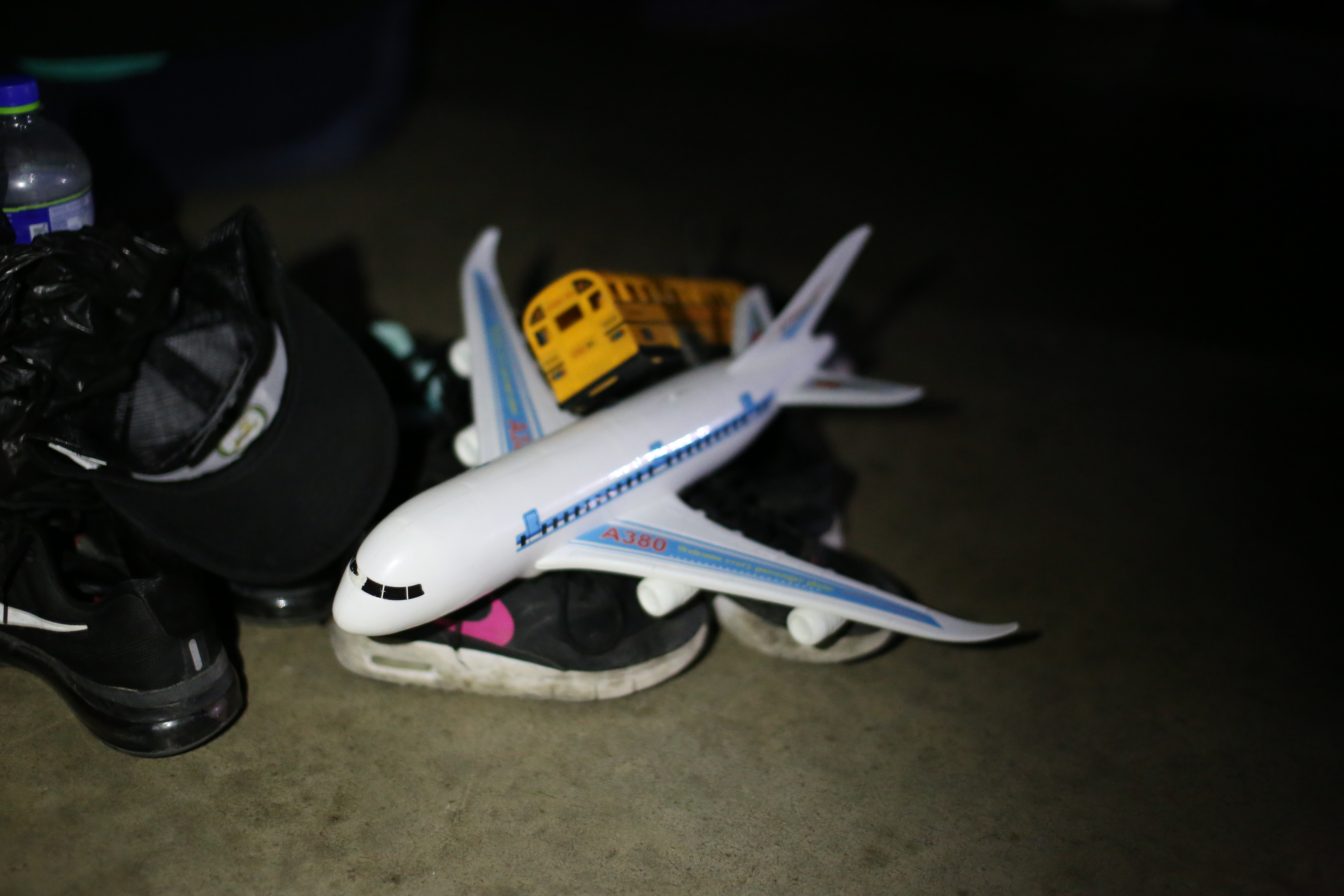 Estos juguetes son parte del equipaje de un niño hondureño que pasó la noche junto a sus padres en un albergue de Esquipulas, el menor sueña con llegar a los Estados Unidos. Prensa Libre/Carlos Hernández
