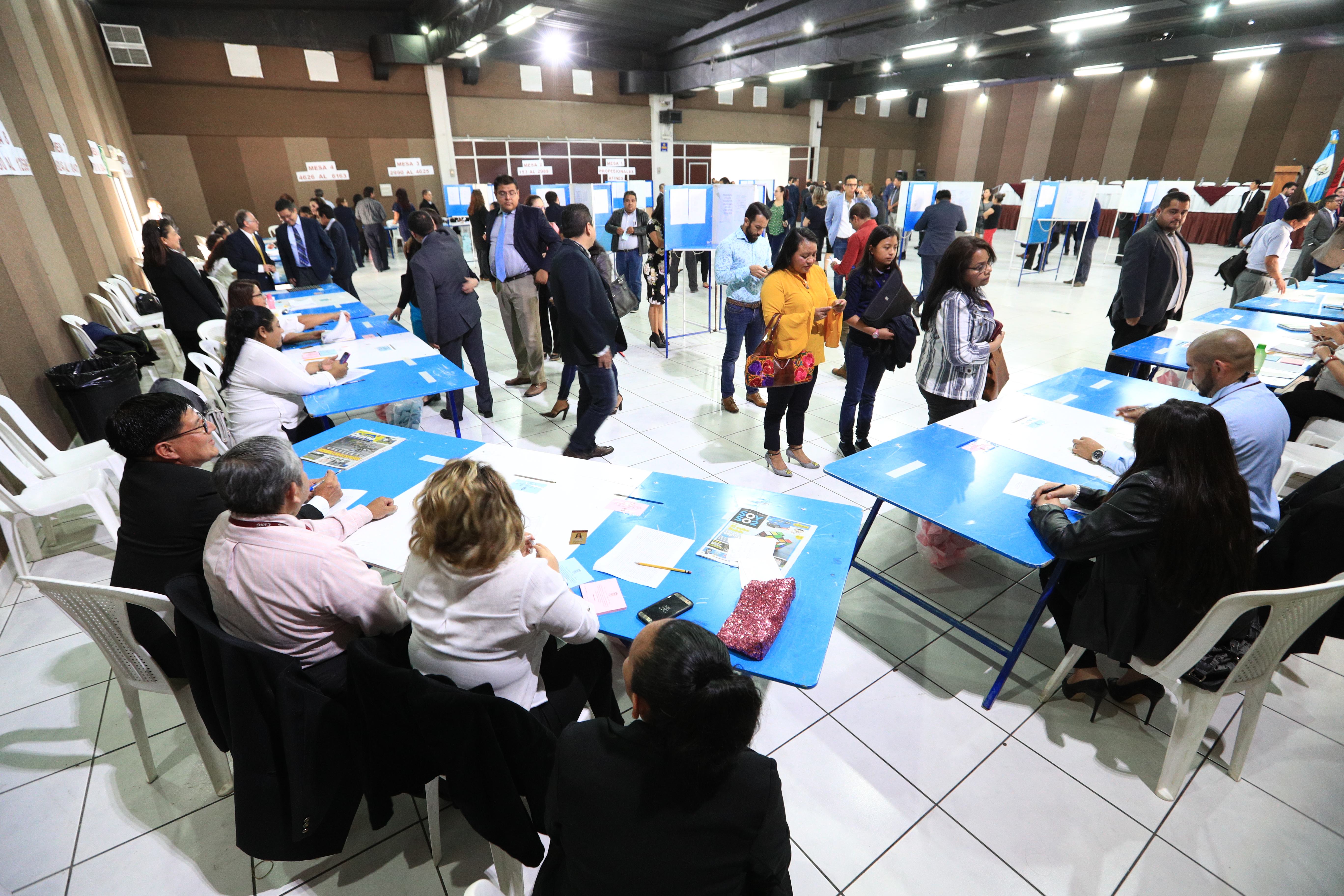 Los profesionales que conforman el Colegio de Abogados acudieron a votar. (Foto Prensa Libre: Carlos Hernández)