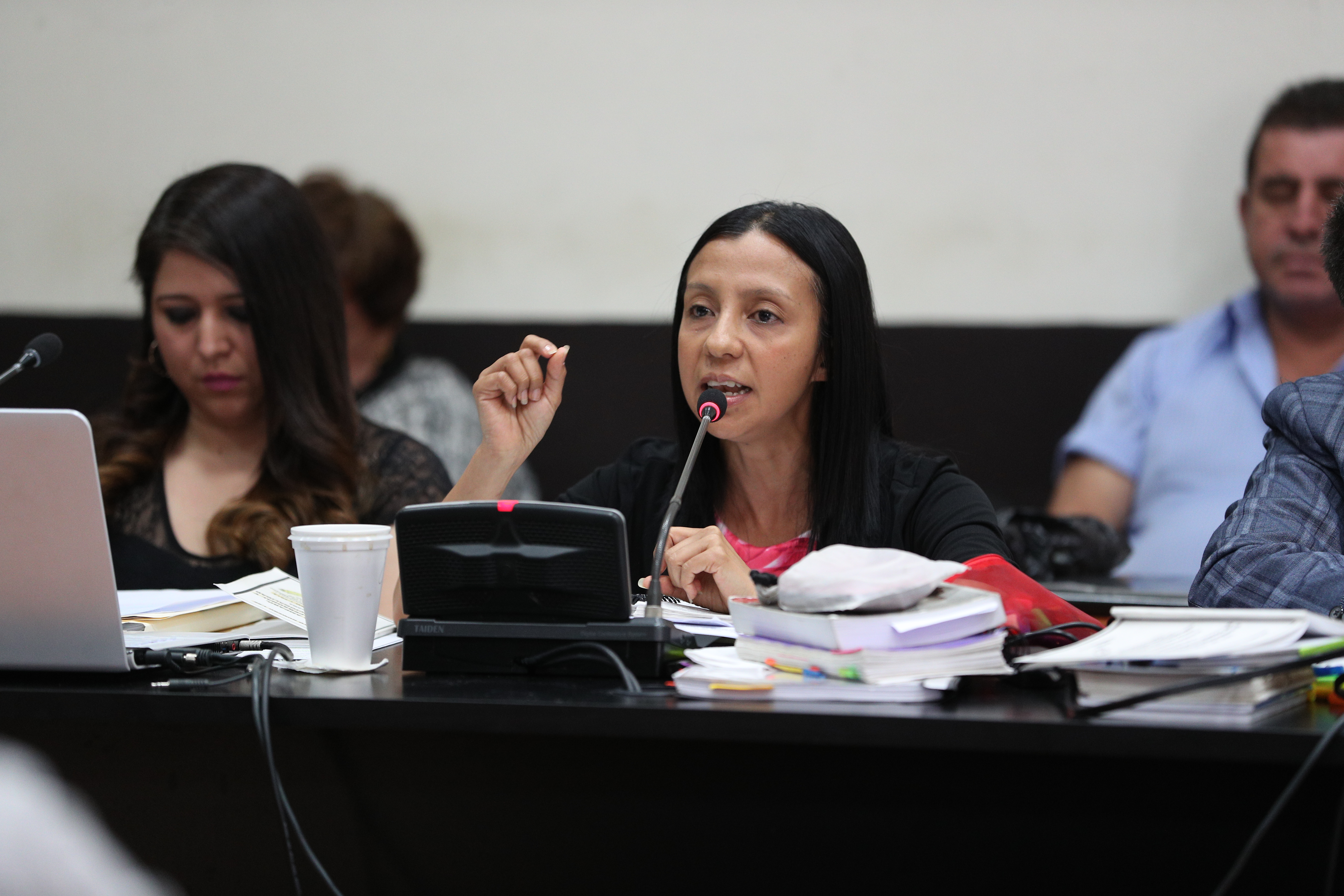 Leily Santizo, al centro, representante de la Cicig, durante una audiencia del caso Manipulación de Justicia en el Juzgado de Mayor Riesgo B el 
13 de febrero de 2019. (Foto Prensa Libre: HemerotecaPL)