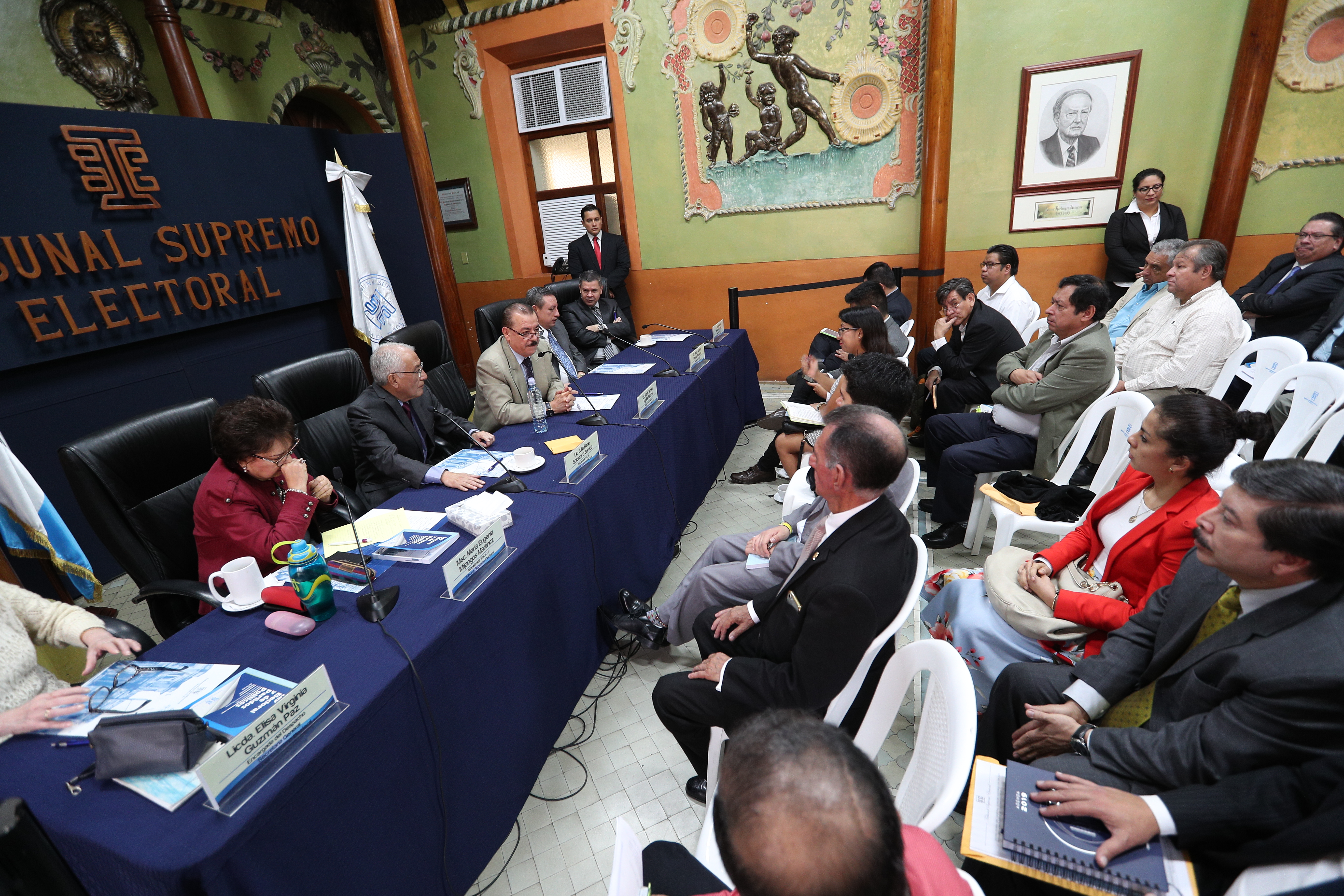 Reunión de fiscales de partidos políticos con magistrados y funcionarios del TSE. (Foto Prensa Libre: Carlos Hernández)