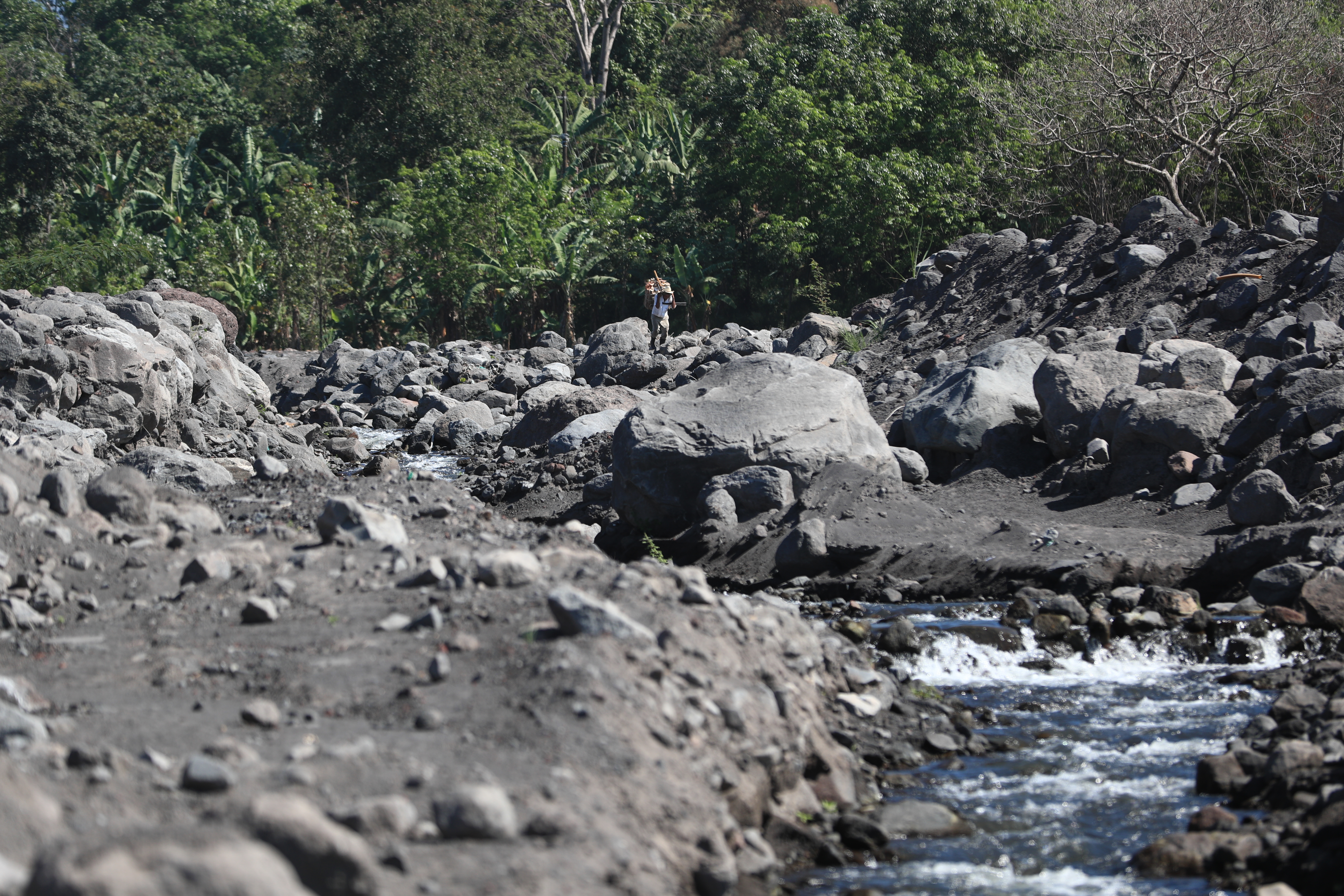 Millones de metros cúbicos de material volcánico amenaza con provocar inundaciones súbitas y lahares a los poblaciones cercanas al río Achiguate. (Foto Prensa Libre: Carlos Hernández)