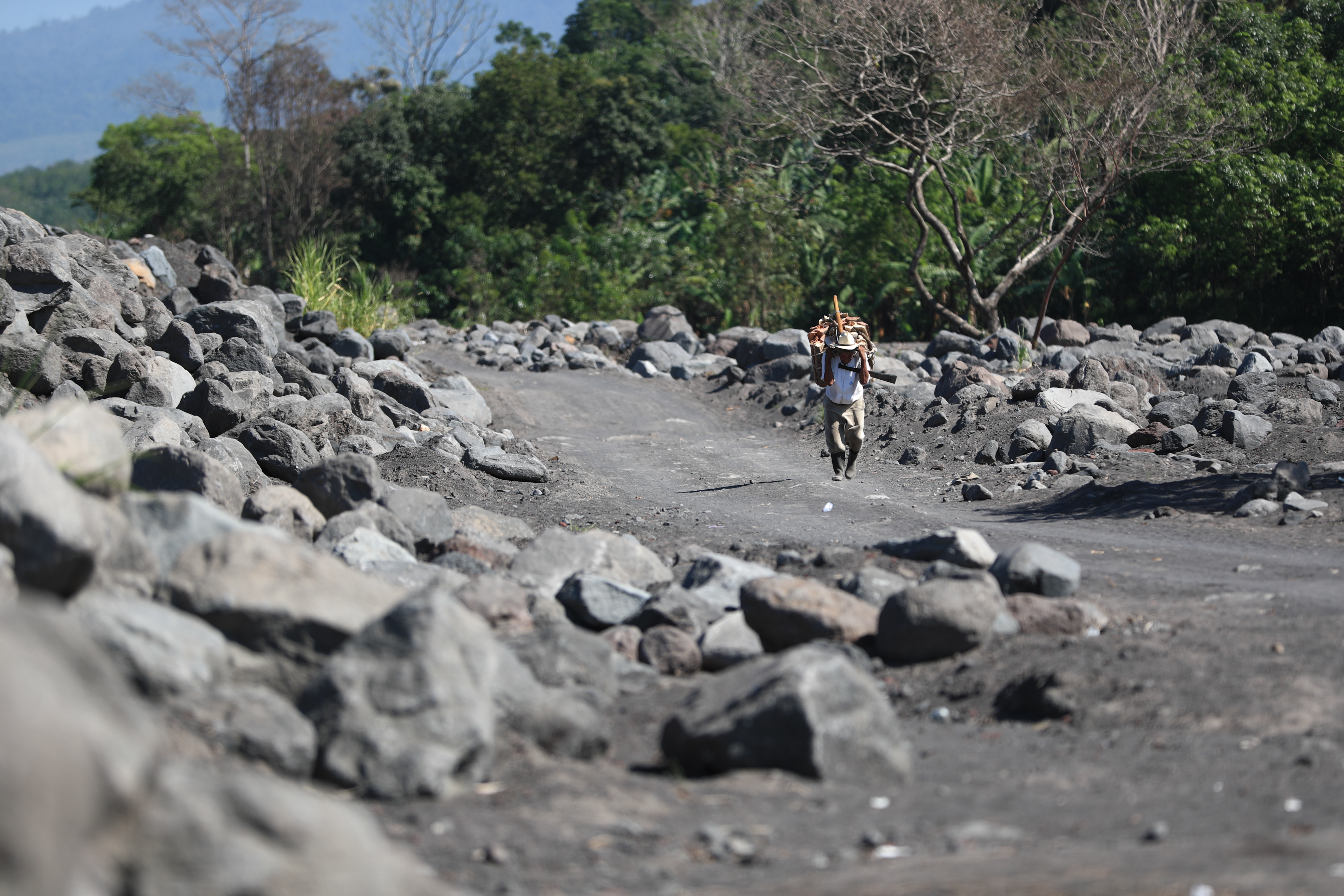 La acumulación de sedimentos en el cauce del río Achiguate genera peligro para las comunidades cercanas pues aumenta el peligro de inundaciones y lahares. (Foto Prensa Libre: Hemeroteca PL) 