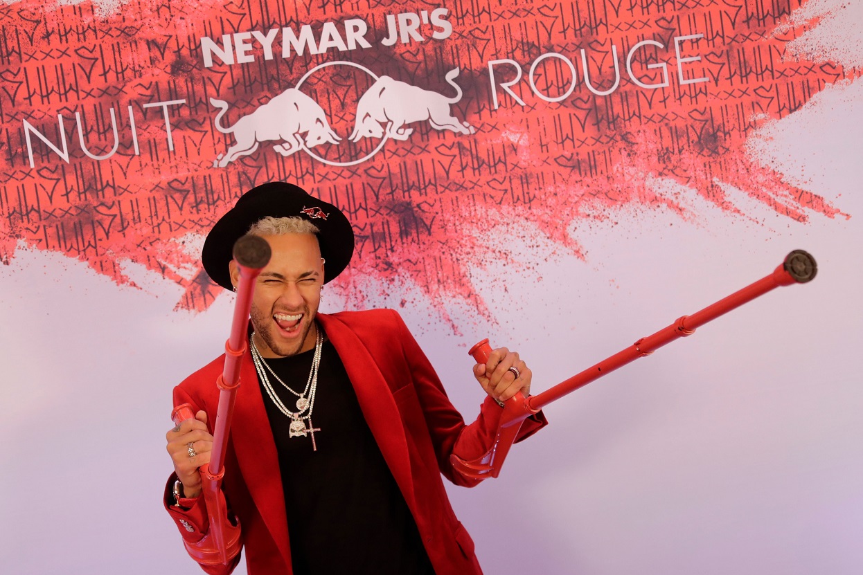 Neymar celebró su cumpleaños 27 con sus compañeros. (Foto Prensa Libre: AFP)