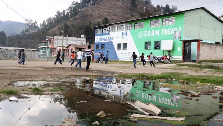 Un drenaje a flor de tierra en Pasac I, Cantel, Quetzaltenango, es un foco contaminación para los estudiantes de la escuela del lugar. (Foto Prensa Libre: Mynor Toc) 