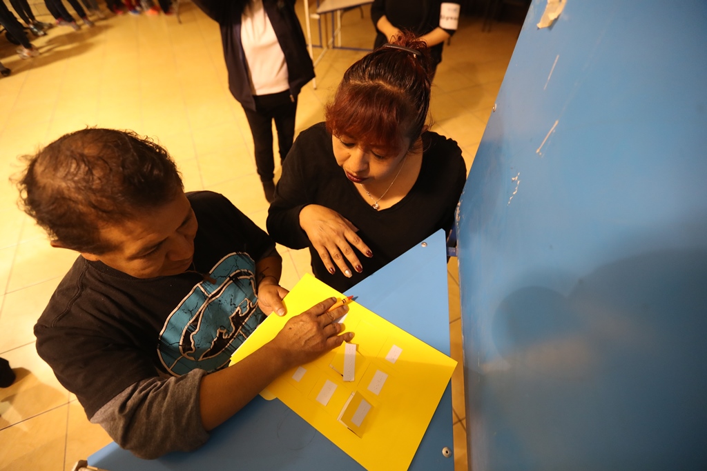 Personas con capacidades diferentes y aptas para votar en las próximas elecciones participaron de un simulacro de votación. (Foto Prensa Libre: Mynor Toc) 